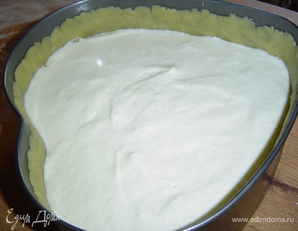 Для приготовления сметанного суфле желтки отделяем от белков, желтки соединяем со сметаной, крахмалом и 100г сахара, перемешиваем. Белки взбиваем до устойчивых пиков и соединяем аккуратно со смтаной массой, а затем выкладываем суфле на тесто.