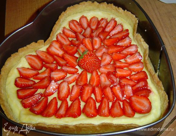  Даем торту остыть при комнатной температуре и сверху выкладываем кусочки клубники,