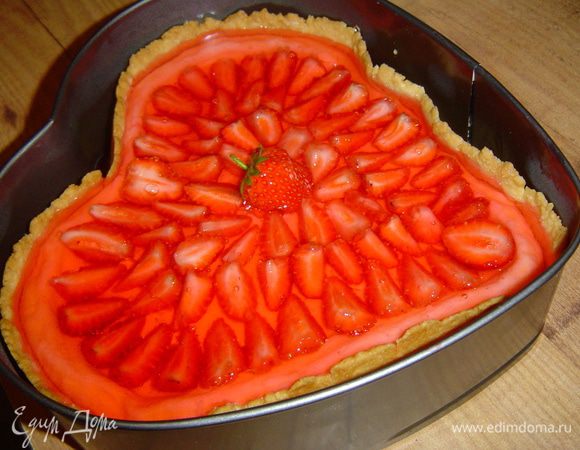 готовим желе по инструкции на упаковке и заливаем им клубнику. Торт отправляем в холодильник до полного застывания желе,