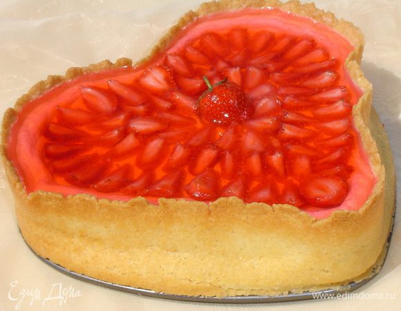 а затем освобождаем от бортиков формы и подаем.