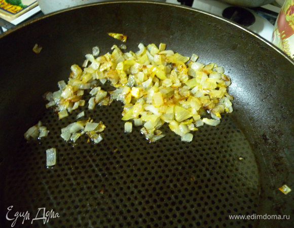 Лук обжарить на сковороде до золотистости. Грибы (шампиньоны) порезать на пластинки. Колбасу порезать на части (где-то по 5 см длинной). Смешать все  в отдельной емкости поперчить и посолить и заправить сметаной. Перемешать. 