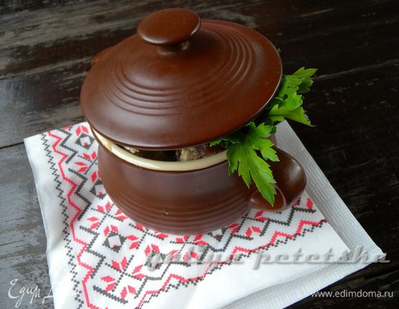 Переложить в порционные горшочки и отправить на минут 30 в духовку или печь. Можно конечно же в один казан. Но если вас ужинать будет четверо (придут пара друзей) то интереснее в порционных. Если же пир будет на 20 человек - готовить такое не советую. Уж лучше подайте колбасу отдельно :-))) Проверить готовность картофеля вилкой - готово. 