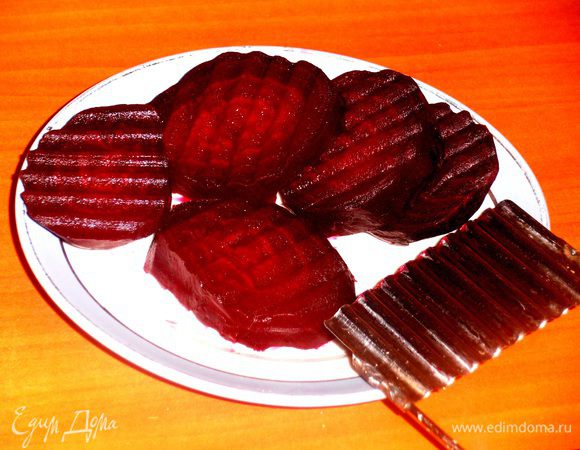 Свеклу интересно нарезать с помощью фигурного ножа-он меня часто выручает!