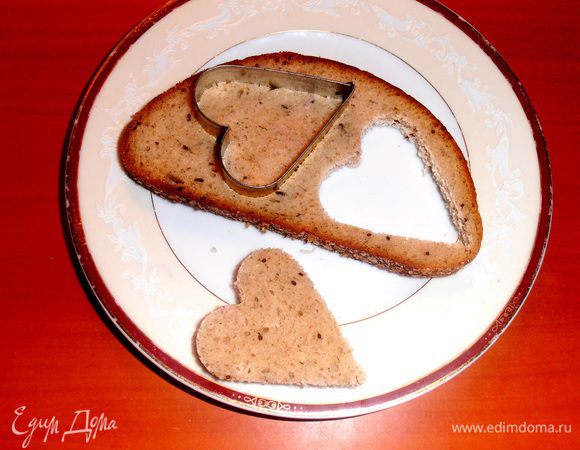 Очень вкусные гренки(это не только моё мнение!)получаются из кислосладкого хлеба с тмином,но берите,какой Вы любите!Вырезаем сердечки...
