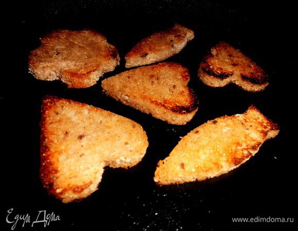 Обжариваем в небольшом количестве(рыбка ведь жирная!)растит.масла.