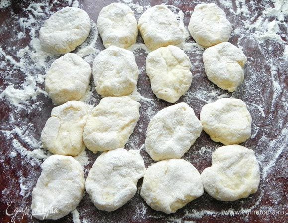 Берем от теста небольшой кусок. Делаем из него колбаску и режем ее на куски. Работаем на посыпанном мукой столе или доске.