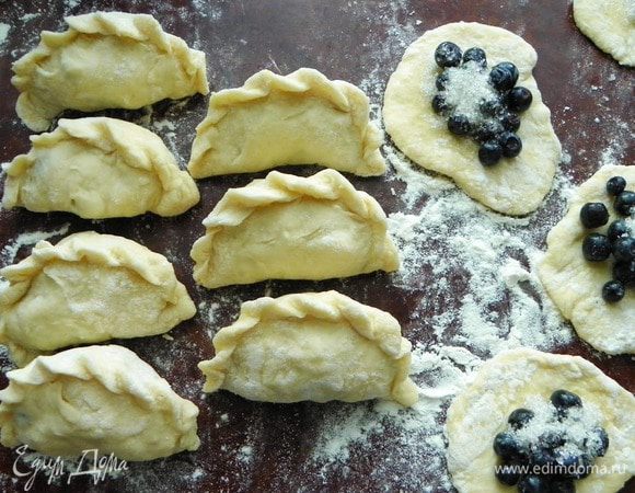 Сворачиваем наши лепешки пополам и защипываем край.