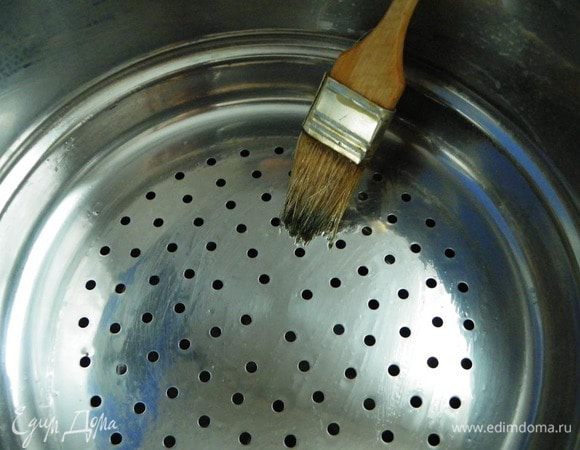 Ставим подогреваться воду. Поверхность пароварки смазываем с помощью кисточки растительным маслом.