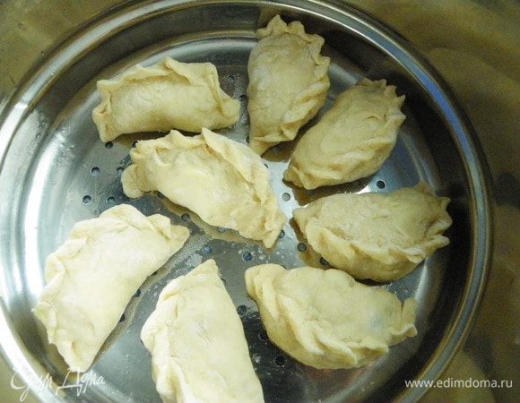 Готовим на пару 3 минуты с одной стороны, потом переворачиваем, и готовим 3 минуты с другой стороны.