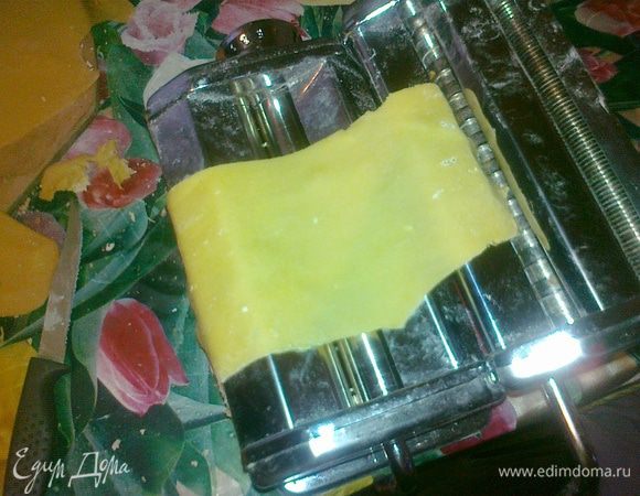 пока курица тушиться замешиваем крутое тесто,даем 5мин ему постоять и нарезаем на небольшие кусочки,каждый раскатываем тонко 1-2мм,я это делаю на лапшерезке,но можно и руками со скалкой