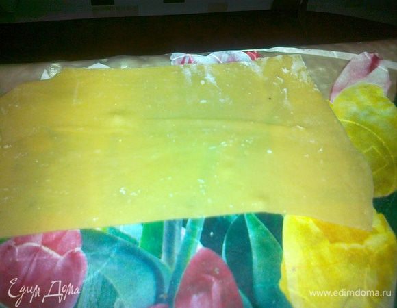 каждый раскатаный пласт разлаживаем  по столу или по доскам и подсушиваем минут 25-30