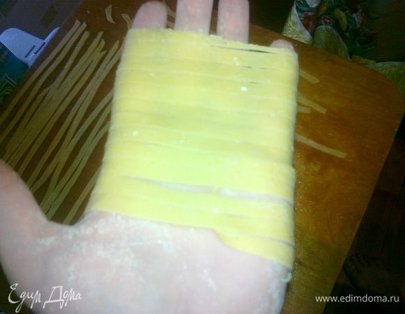 после этого я нарезаю на полоски,можно  сделать бантики или спиральки,как вам нравиться