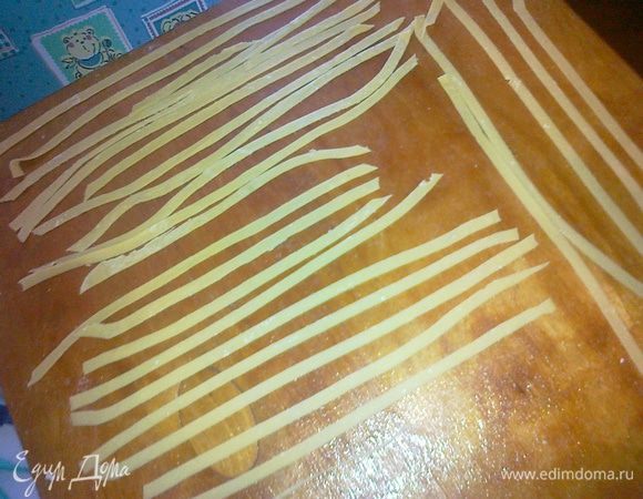 теперь разлаживаем по доскам или по столу и также даем подсушиться