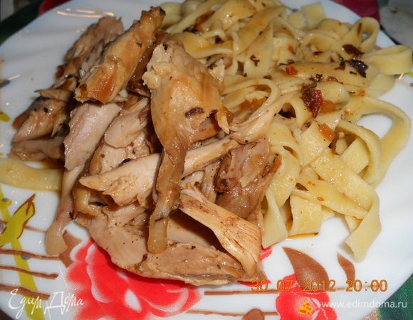 варим в подсоленной воде помешивая,в это время и курица приготовилась,выкладываем на тарелку,ложим курятину и поливаем получившимся соусом в курице,приятного аппетита