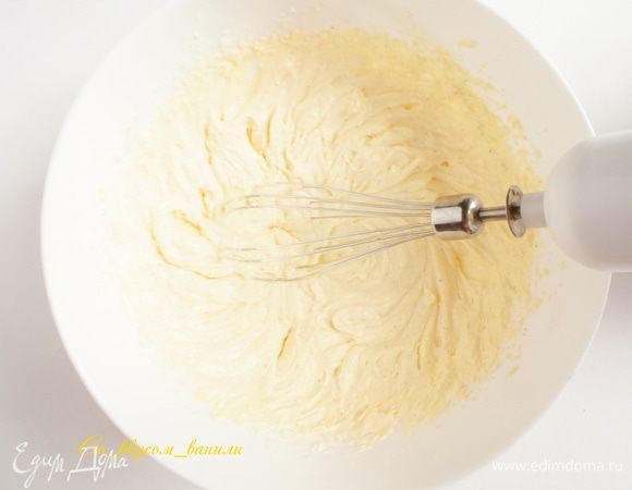 Взбить масло и сахарную пудру.