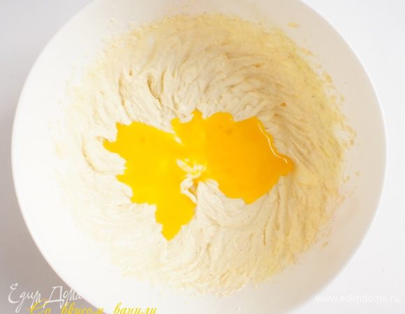 Добавить соль, яичный желток и ваниль и еще раз все взбить.