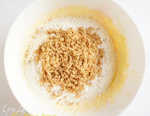 Добавить муку и молотый миндаль.