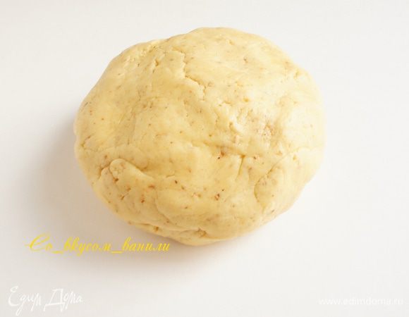 Замесить тесто. Завернуть его под пленку и убрать в холодильник на 1 час.