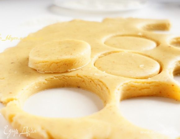 Тесто раскатать на присыпанной мукой поверхности толщиной 2 см. Вырезать формочкой кружочки. 