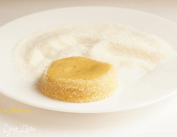 Обвалять края печенья в сахаре, слегка надавливая, чтобы сахара было побольше.