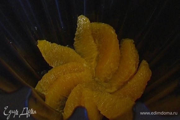В большую глубокую форму выложить дольки апельсина в виде цветка и залить небольшим количеством сока, чтобы он покрыл апельсин, и поставить в холодильник.
