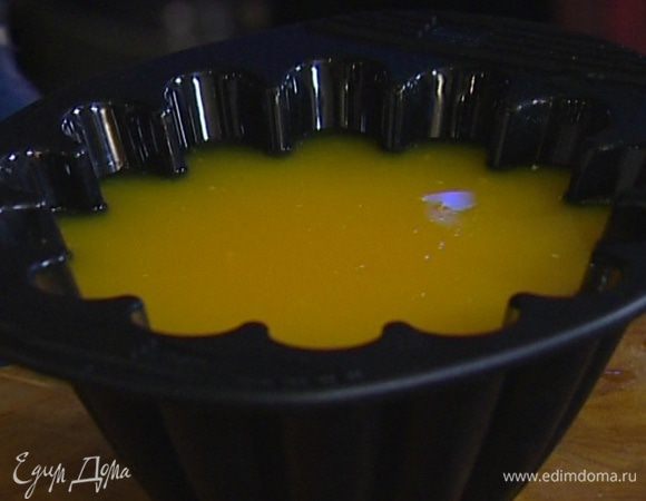 Когда желе схватится, наполнить форму оставшимся соком и снова поставить в холодильник на несколько часов. 