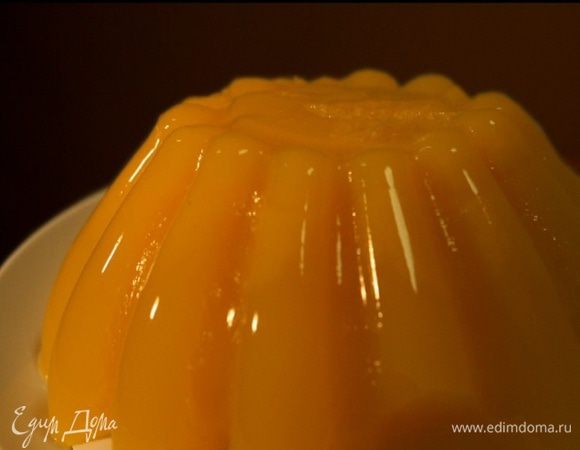 Вынуть желе из формы, опустив ее на несколько секунд в горячую воду и перевернув.