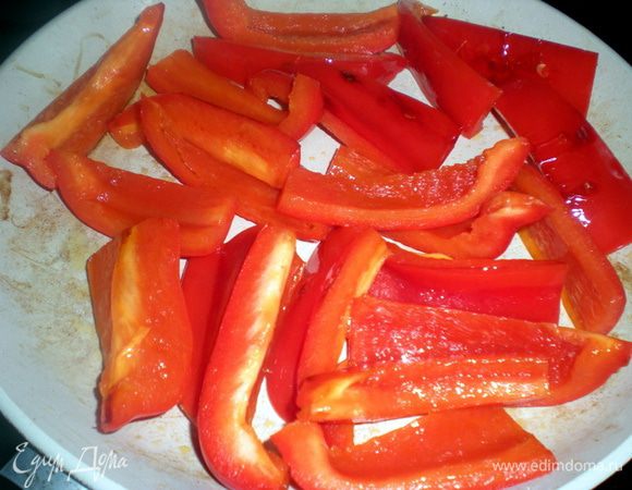 Перец очистить от семян и нарезать ломтиками.Лук нарезать как вам нравится(кубиками или полукольцами)