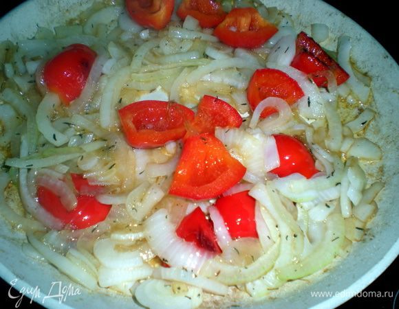 Лук и перец обжарить на оливковом масле.