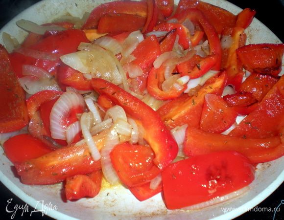 Добавить мед и тимьян,посолить и поперчить по вкусу.Помешивая обжаривать минут 15.