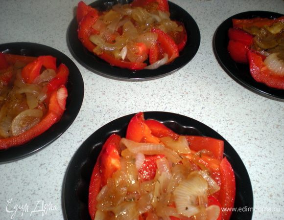 Плотно разложить в порционные формочки перец с луком.