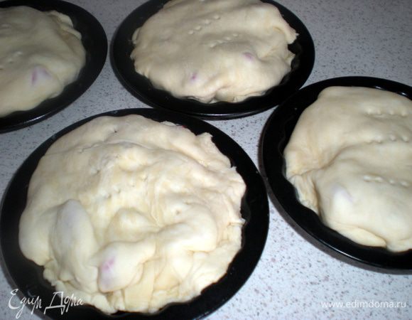 Из теста вырезать кружки,чуть большего размера.Накрыть ими перец,а выступающие края подвернуть внутрь так,чтобы тесто лежало между стенками формочки и перцем.