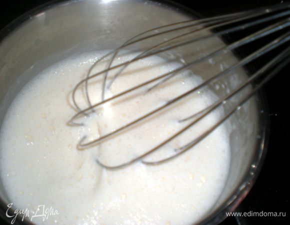 Молоко взбить с крахмалом и поставить на медленный огонь.Не прекращая взбивать довести массу до загустения.