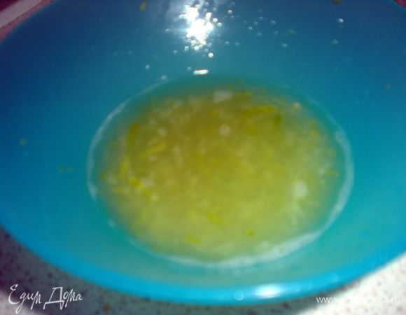 С одного лайма снять цедру и из обоих  выжать сок.