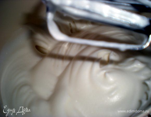 Белки взбитьв крепкую пену,постепенно добавляя сахар.