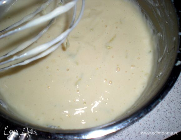 Когда готовая и загустевшая масса немного остынет,добавить желтки и сок с цедрой.Хорошо перемешать.Подмешать взбитые белки,аккуратно перемешать.