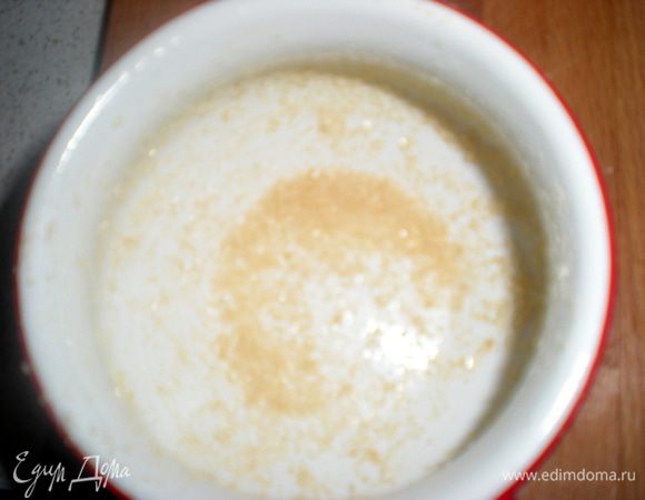 Формочки смазать маслом и посыпать сахаром.