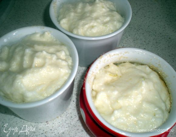 Выложить смесь в формочки.не до самого верха.