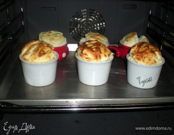 Выпекать суфле в  разогретой духовке до 210гр 8-10 мин.Подавать горячими.