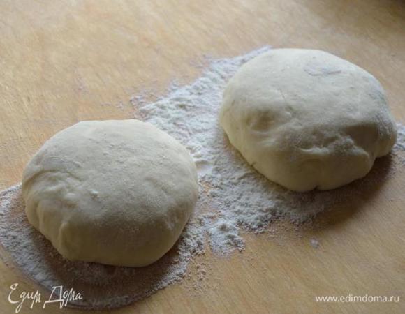 Разделив тесто на две части, формируем шарики, накрываем легким полотенцем и оставляем минут на 15-20 отдохнуть.