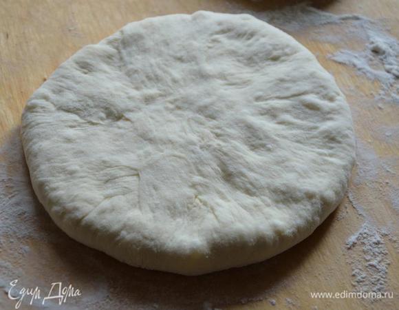 ... И залепляем как беляши, но середину тоже залепляем, и прихлопываем ладошкой. И снова руками слегка придавливая формируем лепешку, очень аккуратно, чтобы не порвалось.