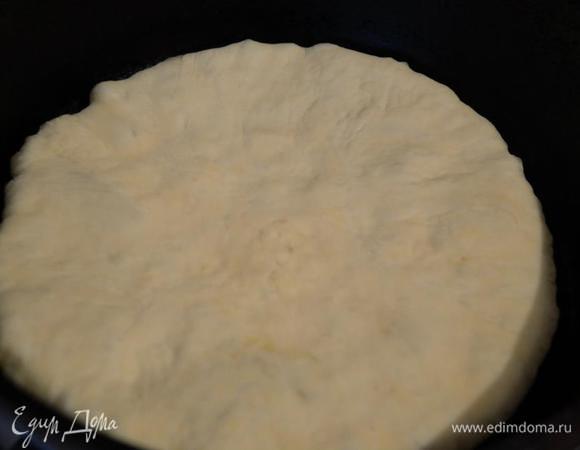 ... нагреваем сковороду (БЕЗ масла), и обжариваем хачапури, сначала одну сторону...