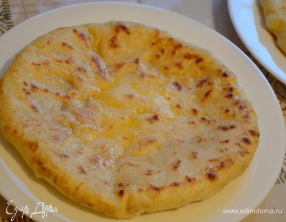 Горячий хачапури смазываем сверху сливочным маслом...