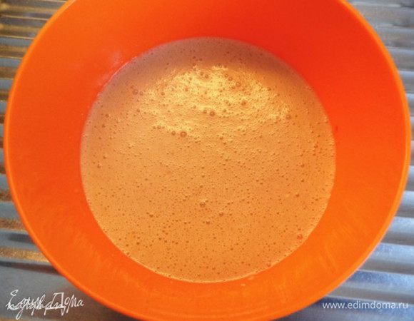 Всё аккуратно венчиком взбить до получения однородной массы (как сметана) кремового цвета.
