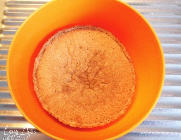 Аккуратно (горячо!) достать дозочку с бисквитом, убрать крышку и проверить готовность бисквита деревянной шпажкой (если шпажка влажная, то поместить дозочку в микроволновку ещё на 1 минуту). Выложить бисквит на тарелку остывать. 