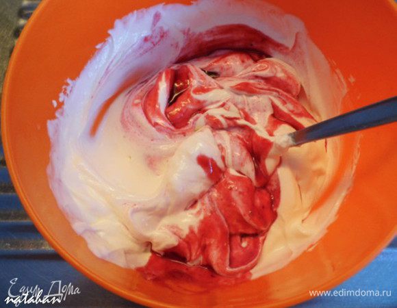 Пока остывает наш бисквит, займёмся кремом. 
Сложить все ингредиенты для крема в дозочку.