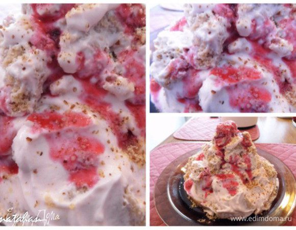 Разрезать бисквит на 2 части: 1/3 (основание тортика-десерта) и 2/3 (наполнитель). На плоскую тарелку положить пласт-основание и обильно намазать его кремом. Оставшийся бисквит разломать на небольшие кусочки, добавить их в творожно-сметанный крем, аккуратно всё вымешать, чтобы кусочки бисквита были со всех сторон обмазаны кремом , и сложить их "горкой" на основание. Обсыпать Панчо измельчёнными орехами и полить ягодным сиропом. Поставить на ночь Творожный тортик-десерт Панчо (из СВЧ печи) в холодильник пропитываться.