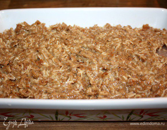 Укрыть рыбное филе хлебной массой и выпекать в разогретой до 200*С духовке около получаса.Подавать с бланшированными овощами.Приятного аппетита!