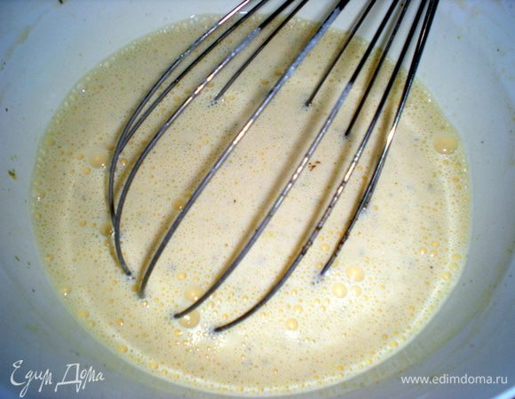 Взбить яйца+сметана+приправы. Можно добавить зелень.