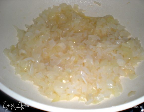 лук нарезать кубиками и обжарить в сливочном масле до прозрачности (можно добавить намного Мадеры и потушить). Переложить в дуршлаг, чтобы стекло масло.
